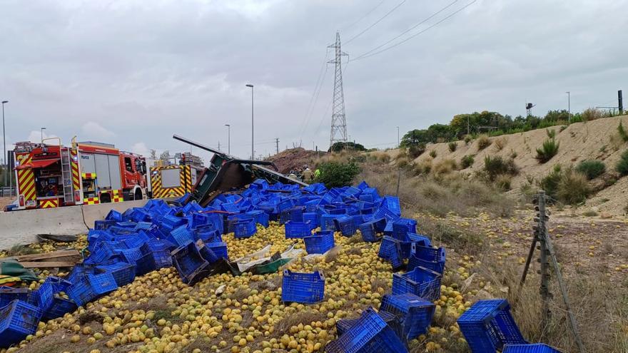 Dos heridos, uno grave, tras volcar un camión y derramar limones sobre la vía en Murcia