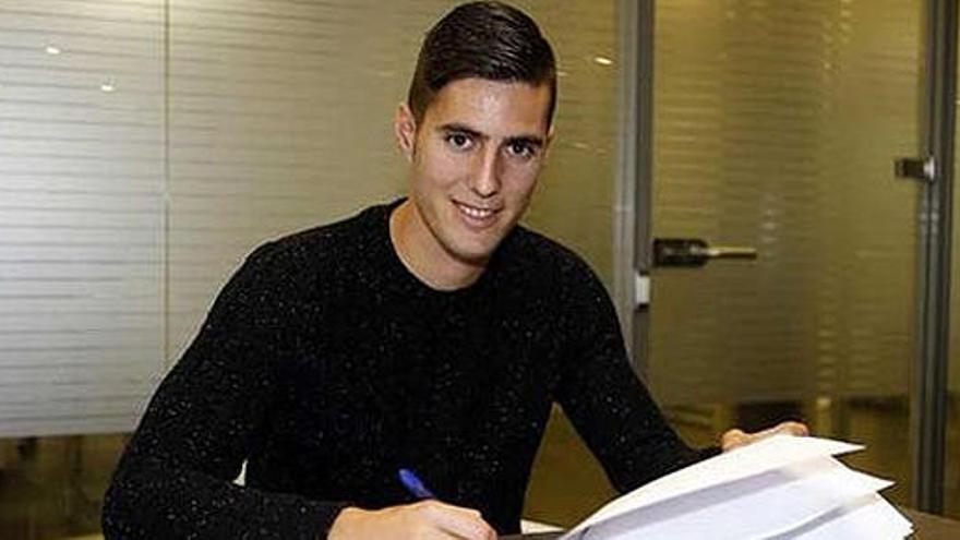 Sergi Guardiola, firmando su contrato con el Barcelona.