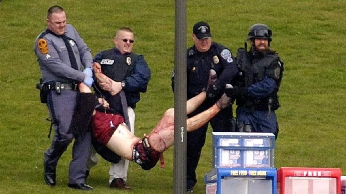 La policía traslada a una de las víctimas de la universidad de Virginia Tech, en el 2007.