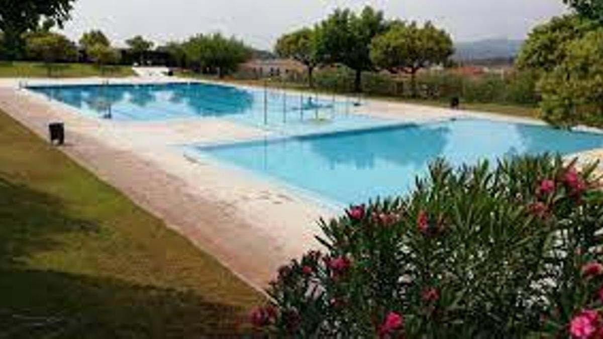 Los vecinos de Castellnovo pueden volver a disfrutar de su piscina.