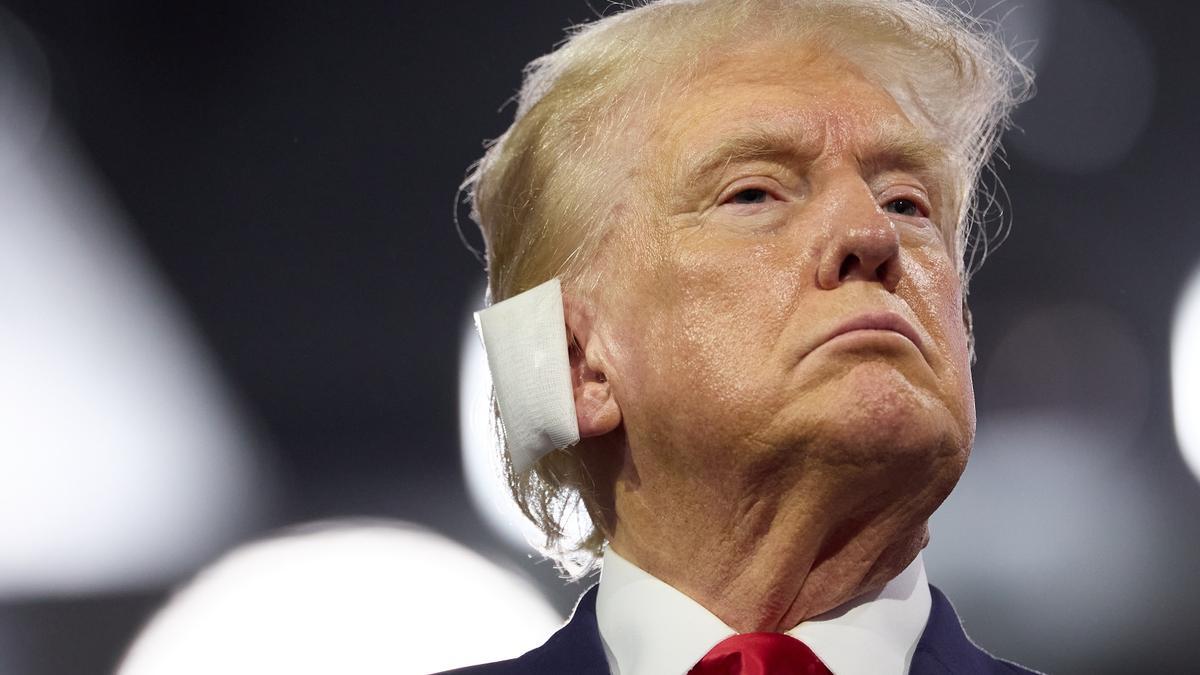 El expresidente de EEUU Donald Trump, con una oreja vendada.