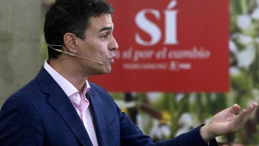 Pedro Sánchez se dirige a representantes de colectivos ciudadanos ayer en Vigo.