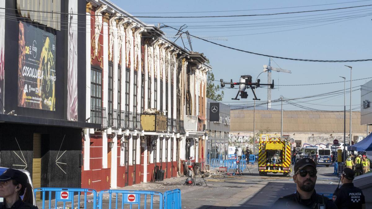 Un dron de los bomberos, junto a los locales de Murcia afectados por el incendio.