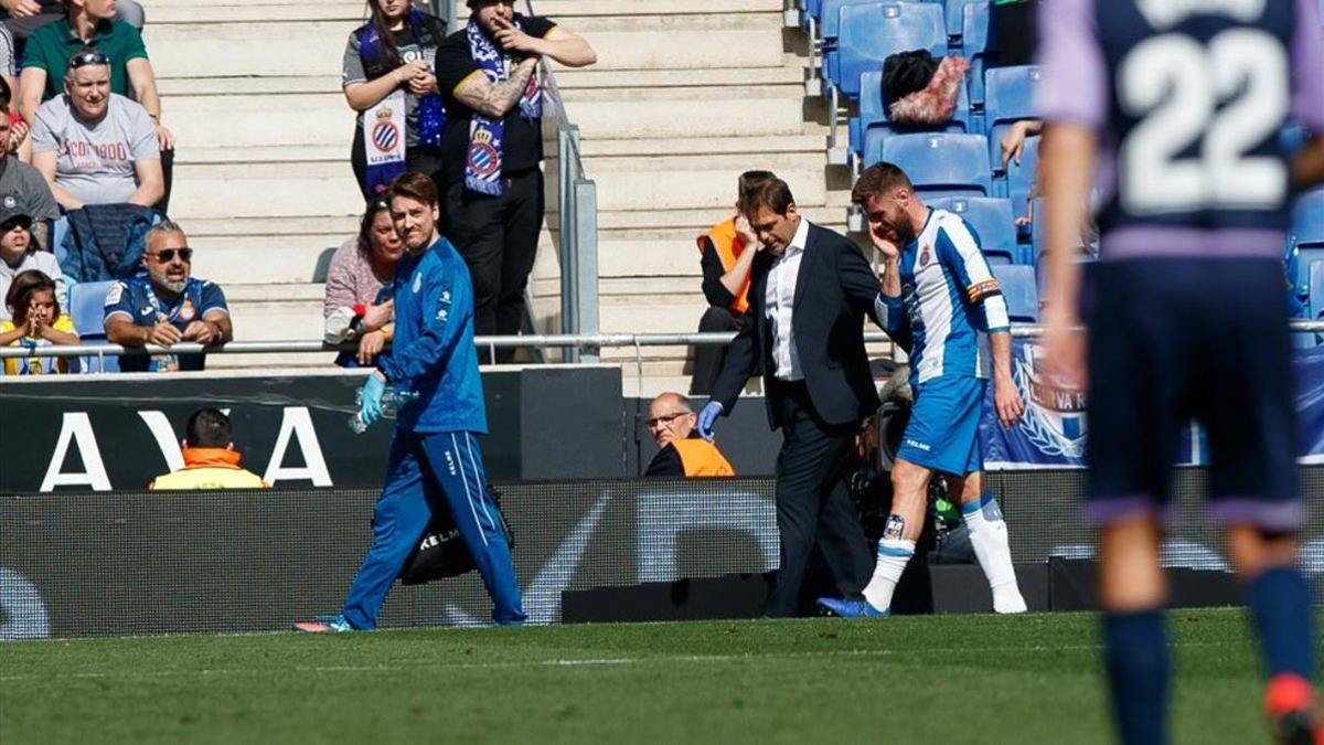 David López se retira del terreno de juego abatido en el duelo frente al Valladolid.