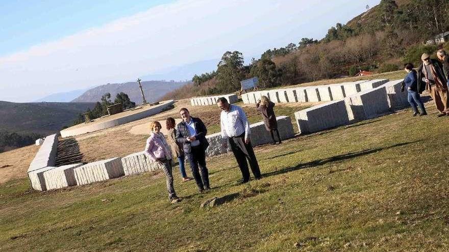 Nava Castro, Miguel Domínguez y Javier Alonso, ayer, en la actuación de Outeiro, en A Franqueira.  // A.H.