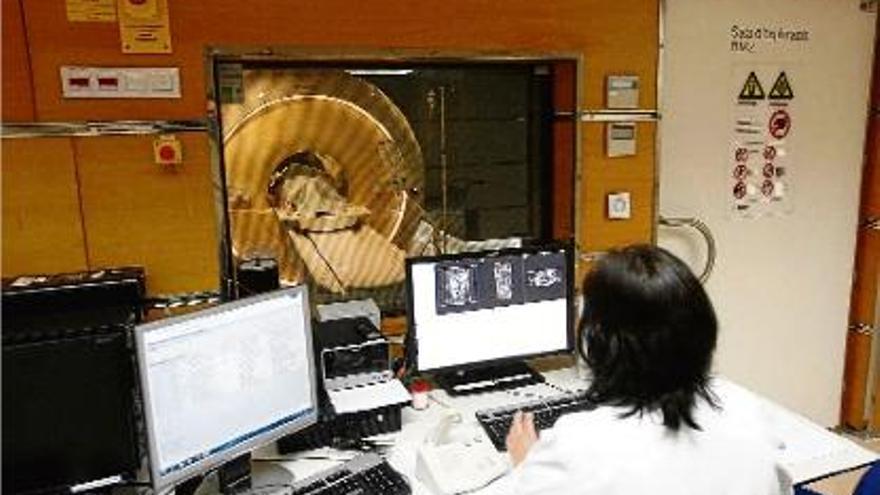 Un aparell de ressonància magnètica a l&#039;hospital Trueta, en una imatge d&#039;arxiu.