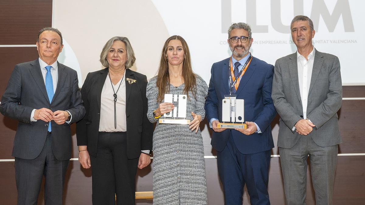 Los representantes de las empresas galardonadas junto a Salvador Navarro, Elvira Ródenas y Rafa Climent.