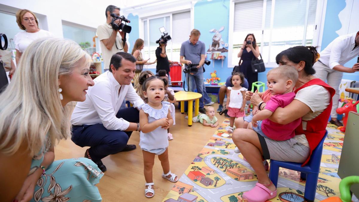 La consejera de Educación y el alcalde en su visita a la escuela Azahara.