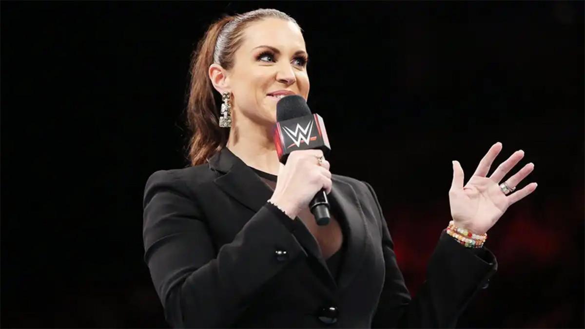 Stephanie McMahon en la celebración por el 25 aniversario de Monday Night Raw