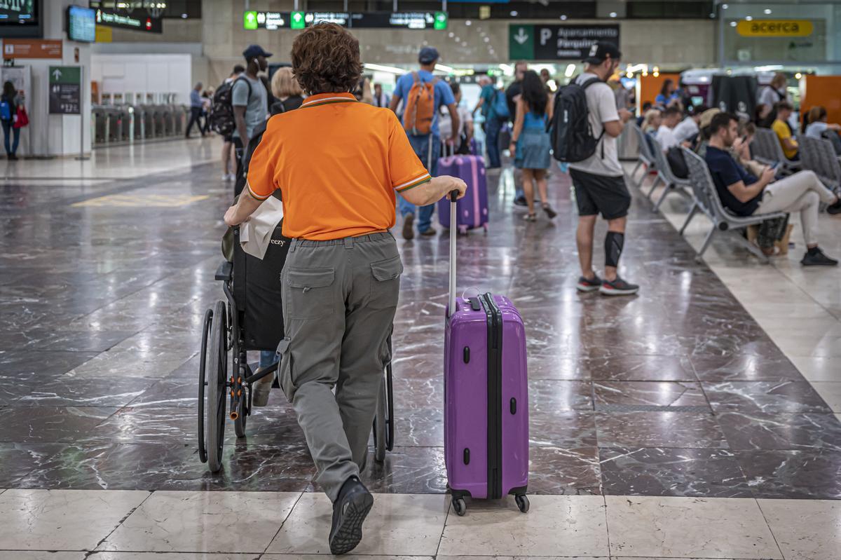 Barcelona 24/05/23 Opinión. Necesitamos fotos de gente con silla de ruedas y/o bastón moviéndose por la estación de Sants. Si puede ser con la ayuda de los auxiliares de Renfe/Adif (*chaleco naranja) mucho mejor. Que no se identifiquen las caras, por favor. AUTOR: MANU MITRU