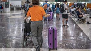 Barcelona 24/05/23 Opinión. Necesitamos fotos de gente con silla de ruedas y/o bastón moviéndose por la estación de Sants. Si puede ser con la ayuda de los auxiliares de Renfe/Adif (*chaleco naranja) mucho mejor. Que no se identifiquen las caras, por favor. AUTOR: MANU MITRU