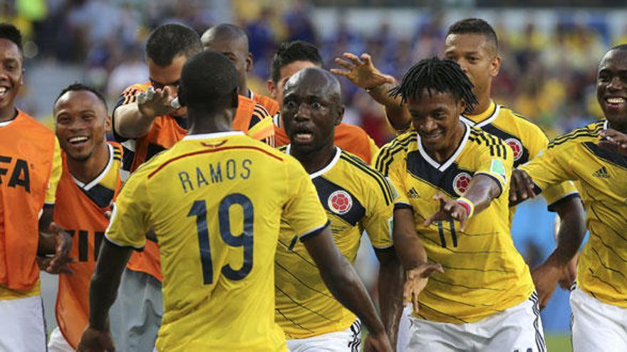 Los jugadores colombianos celebran uno de los goles