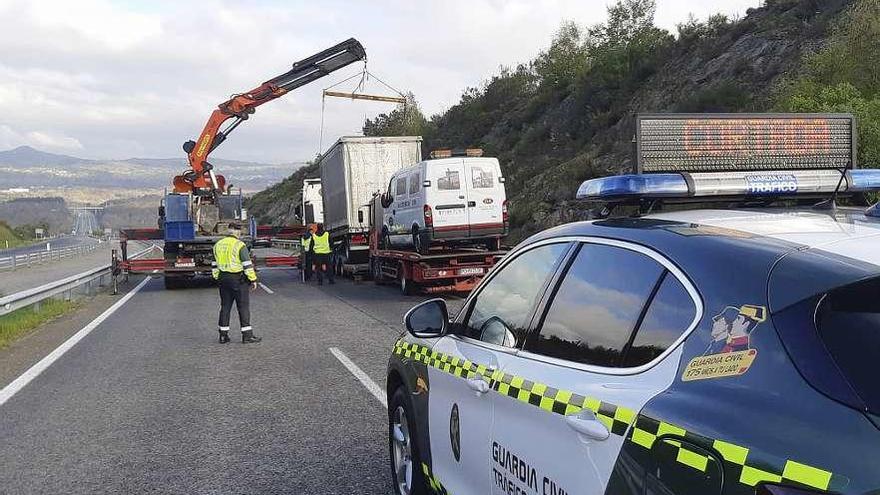 El operativo que mantuvo cortada la autovía por la avería del camión. // GC