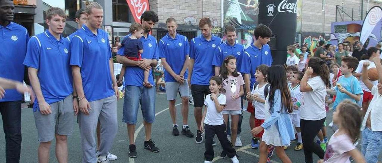 Formación del Club Ourense Baloncesto con jóvenes aficionados en Os Remedios.  // Iñaki Osorio