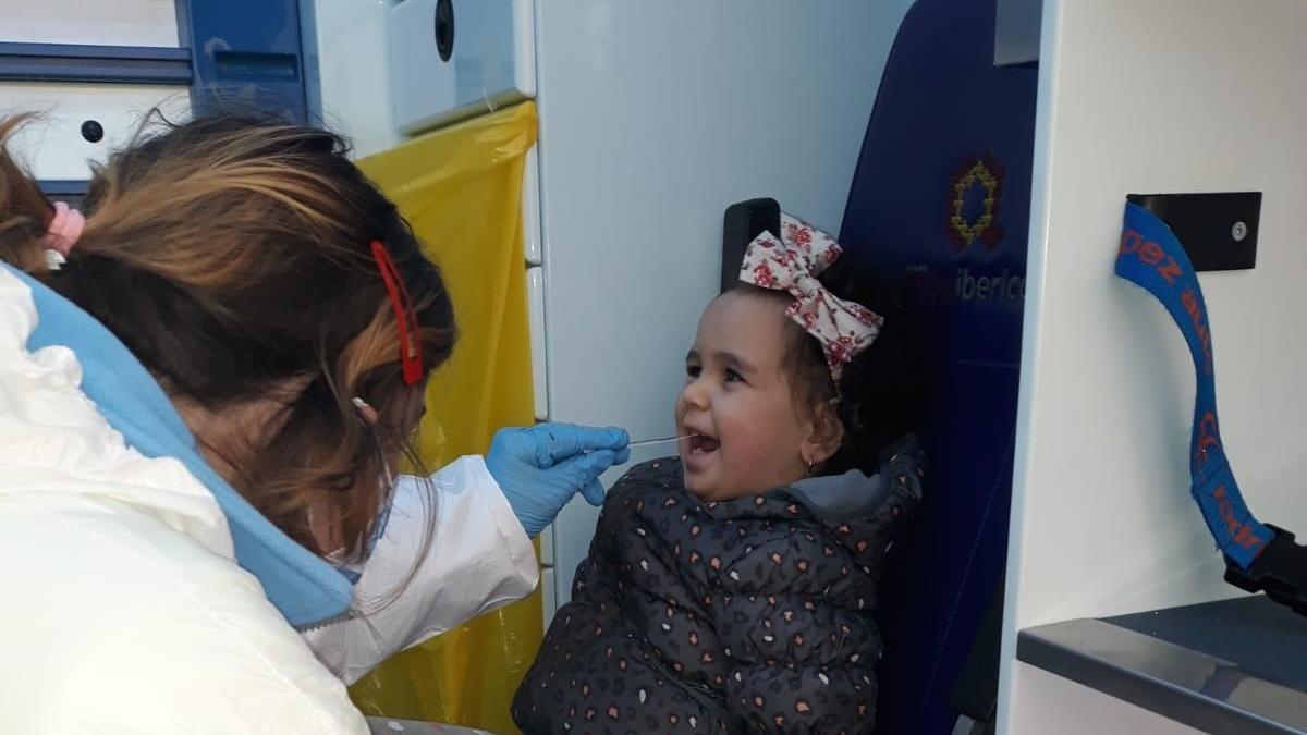 Realización de pruebas del coronavirus a Melinda, una niña de 30 meses, hoy en la Ciudad Deportiva