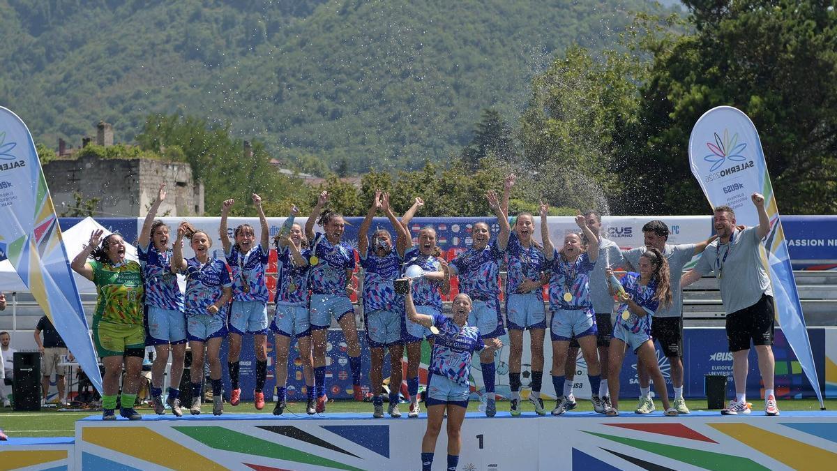 L’equip de futbol femení de la UDG amb el títol aconseguit a Salerno