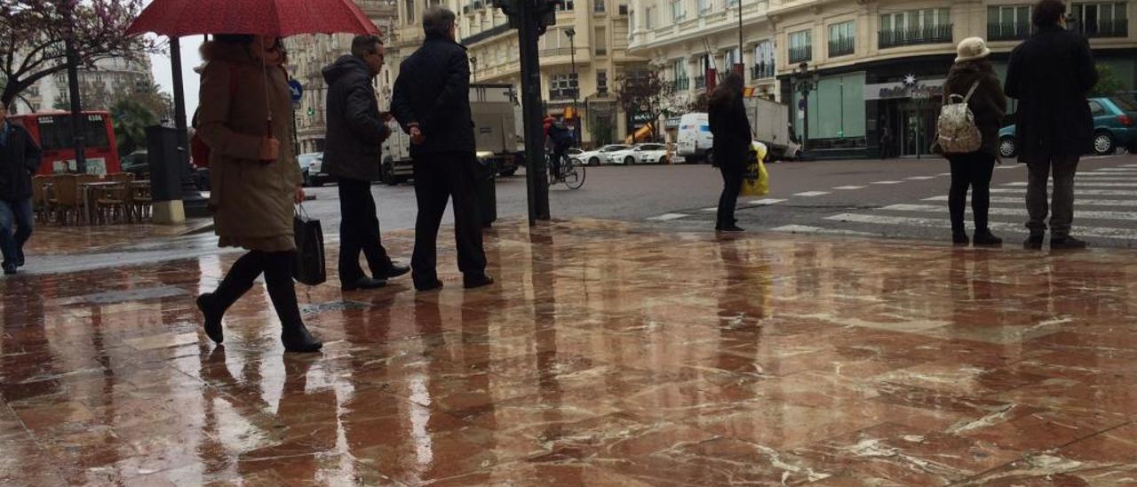 El resbaladizo mármol rojo de la plaza del Ayuntamiento en un día de lluvia.