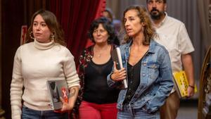 Las diputadas de la CUP en el Parlament, Laure Vega y Laia Estrada, durante el primer debate de política general