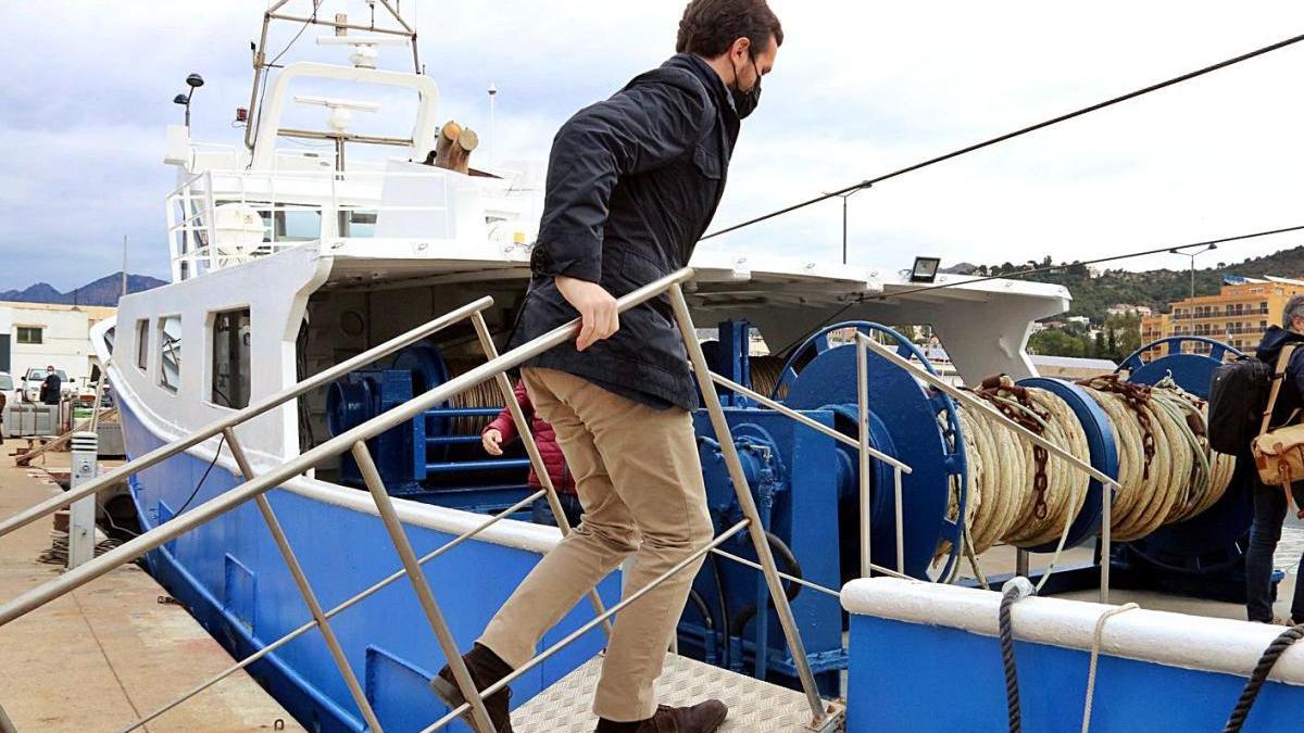 Pablo Casado durant la visita a les instal·lacions del port pesquer de Roses.