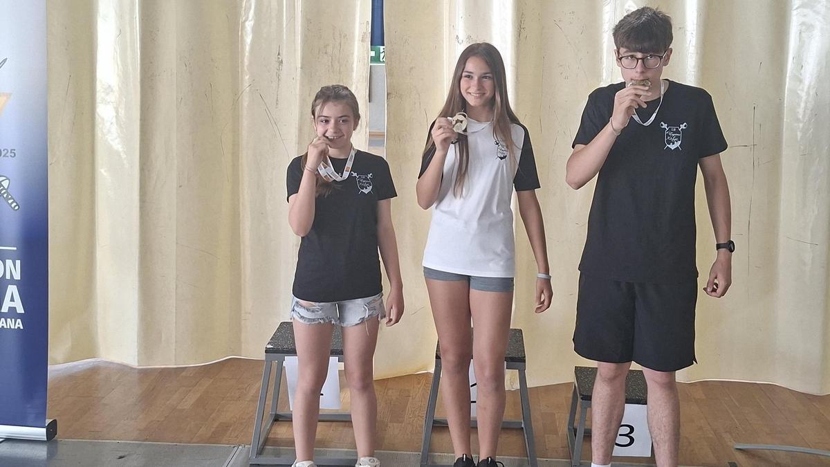 Tiradores del Esgrima Xàtiva con las medallas de oro conseguidas a nivel autonómico.