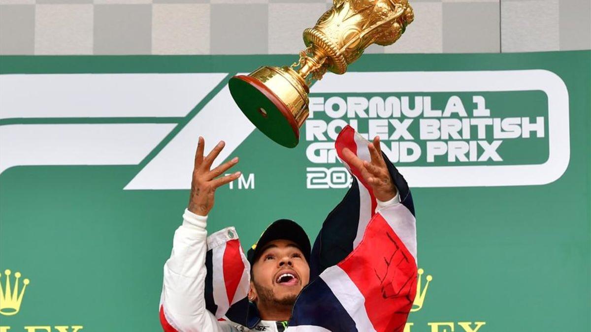 Hamilton levanta el trofeo de ganador en Silverstone