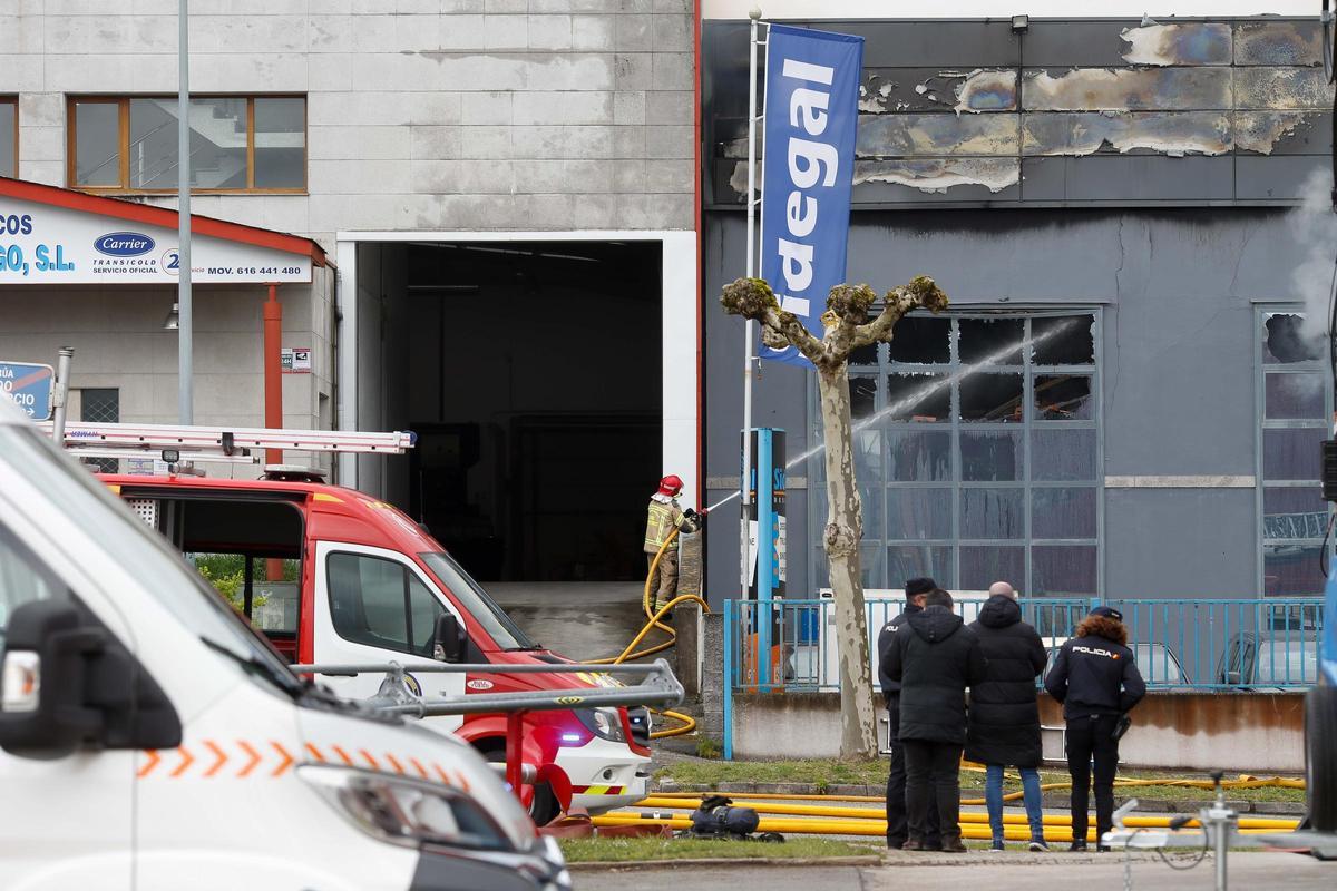 Dos heridos en el incendio de una nave en el polígono de O Ceao en Lugo