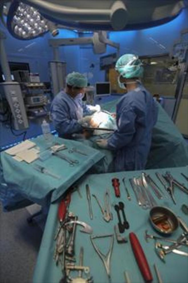 Un quirófano de un hospital de Barcelona durante una operación.