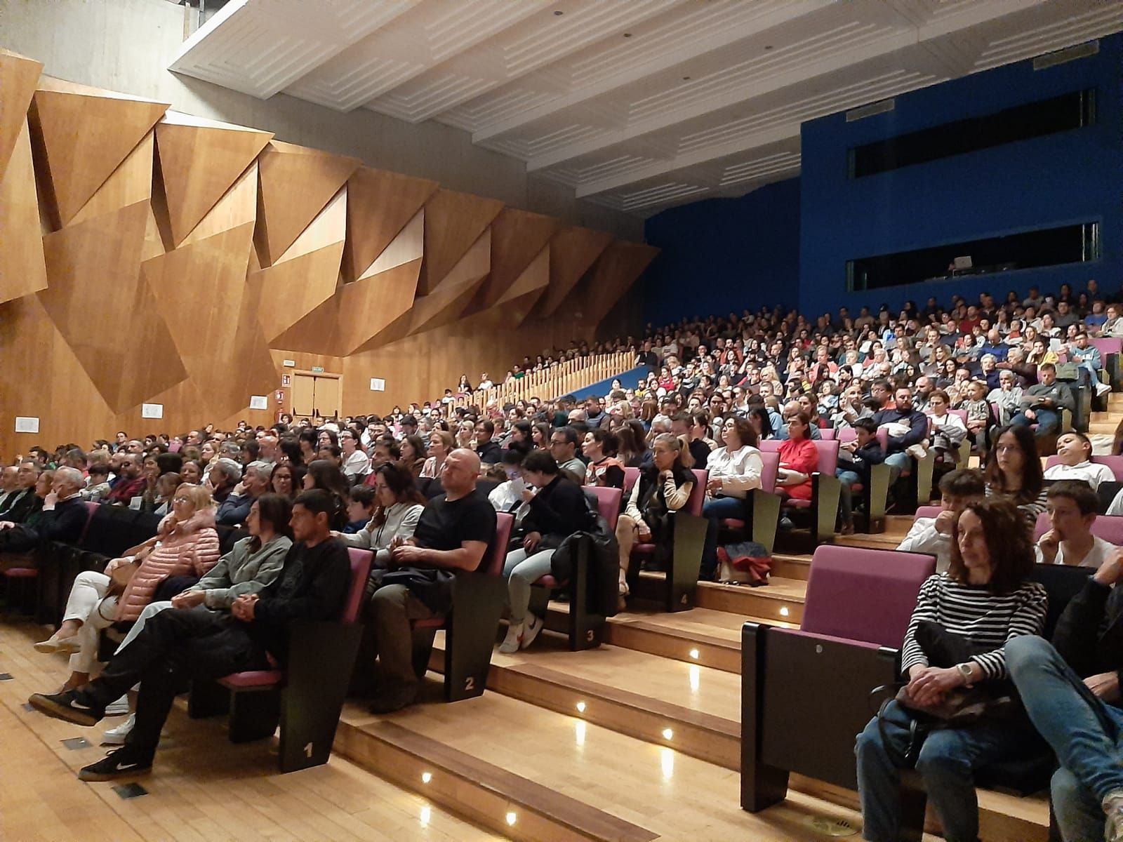 Los niños de Siero dan el "Do" de pecho: todas las fotos del primer concierto participativo escolar