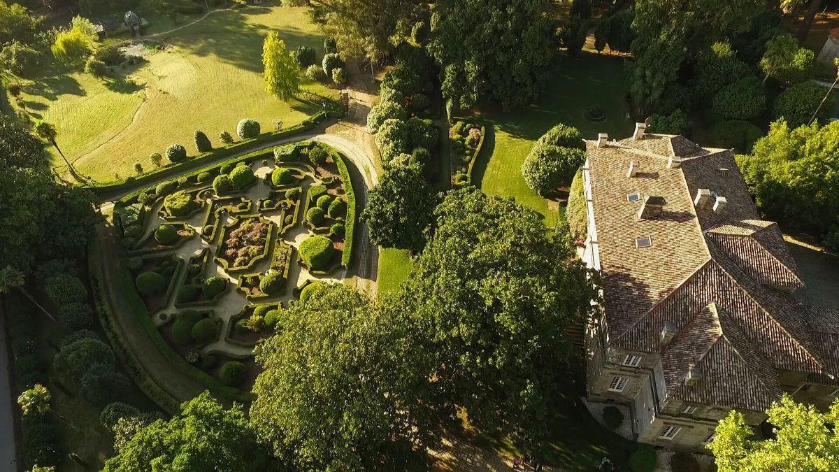Este pazo es conocido por su colección de camelias y su popular vino.