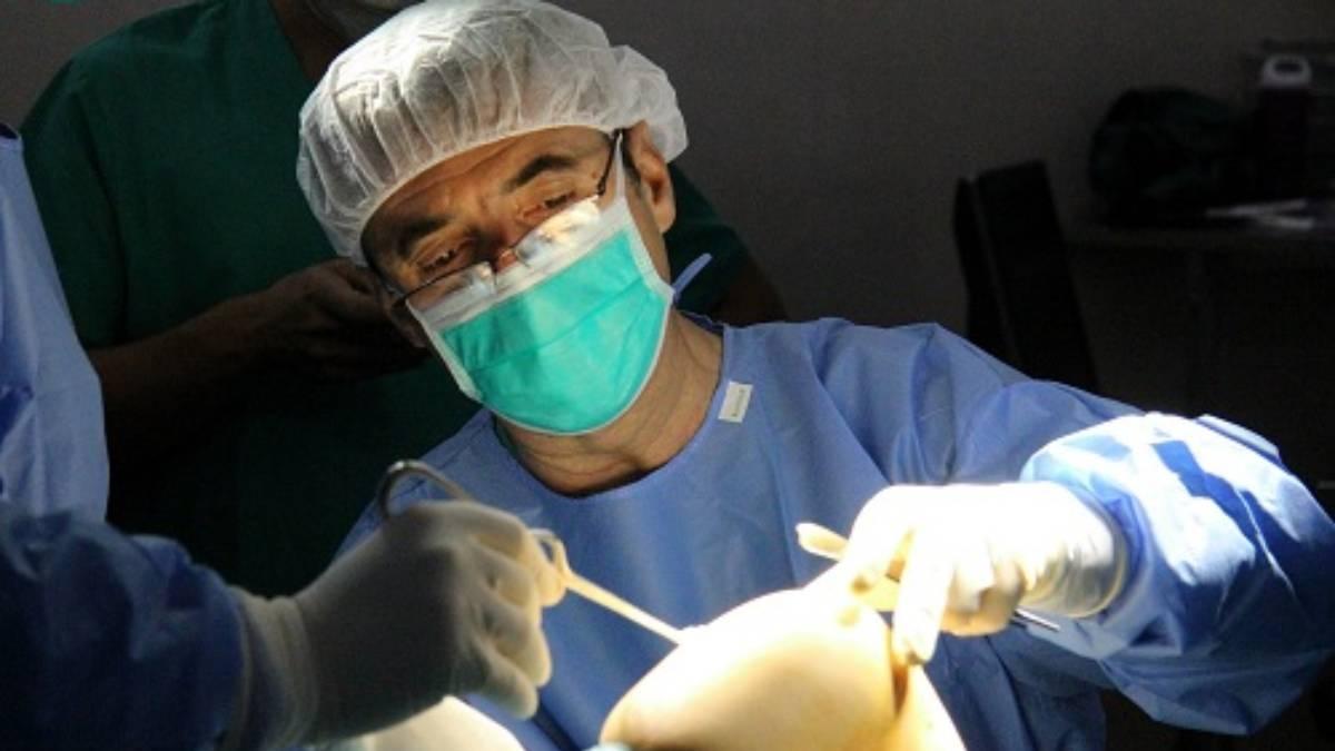 El Doctor Monllau, en una imagen durante una intervención