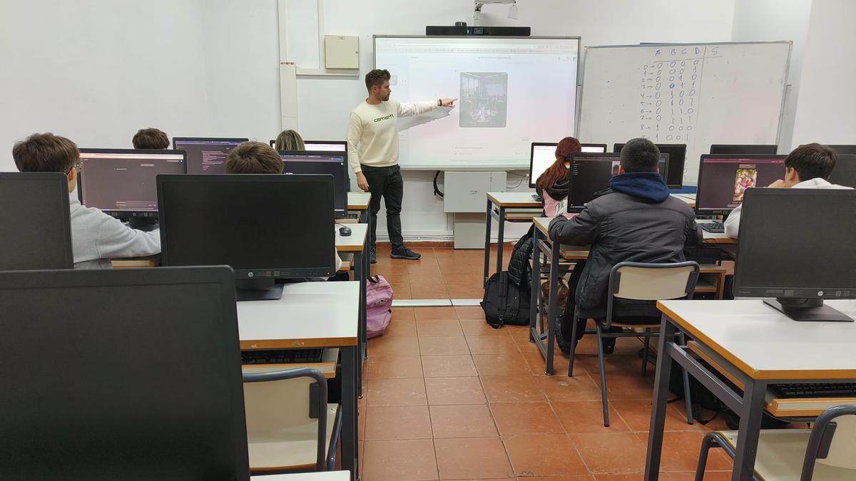 Juan Manuel Ramírez junto a sus alumnos en el IES Santa Eulalia de Mérida.