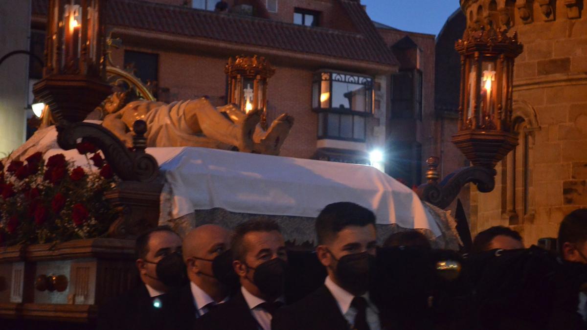 Procesión del Santo Entierro, en Benavente. / E. P.