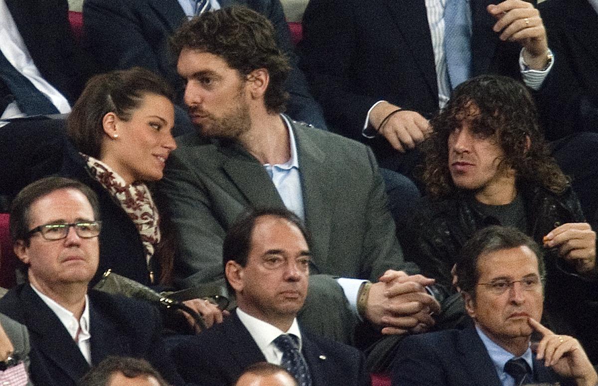 2011 Pau Gasol y su novia en el palco del Camp Nou junto a Carles Puyol.