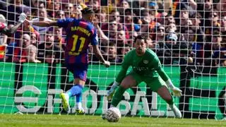 ¡La manda al palo Raphinha!