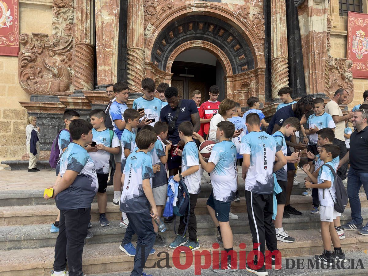 El UCAM de baloncesto peregrina a Caravaca de la Cruz en su Año Jubilar