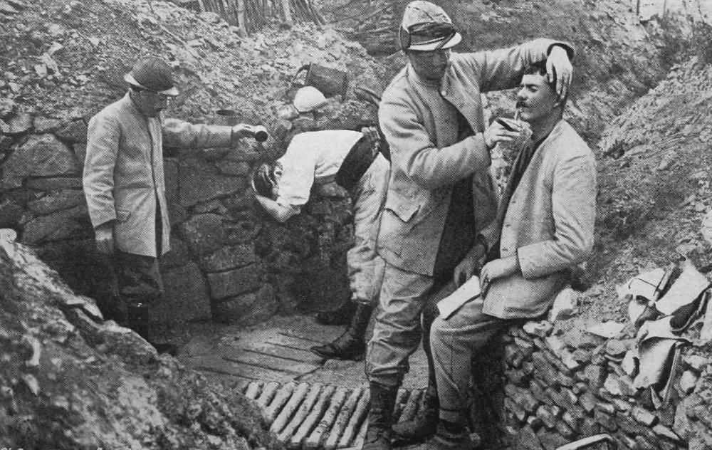 Un momento de relax en una trinchera francesa. Imagen tomada el 1 de enero de 1915, en la que un militar galo afeita a un compañero. La fotografía se conserva en el Museo de la Gran Guerra de Francia.