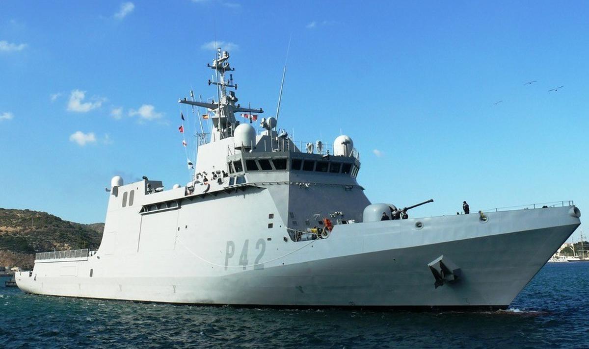 El Buque de Acción Marítima Rayo, en aguas canarias.
