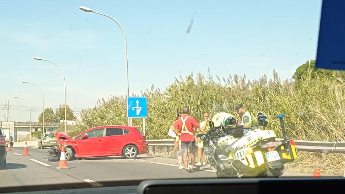 Un accidente en la CV-30 dificulta el tráfico en València