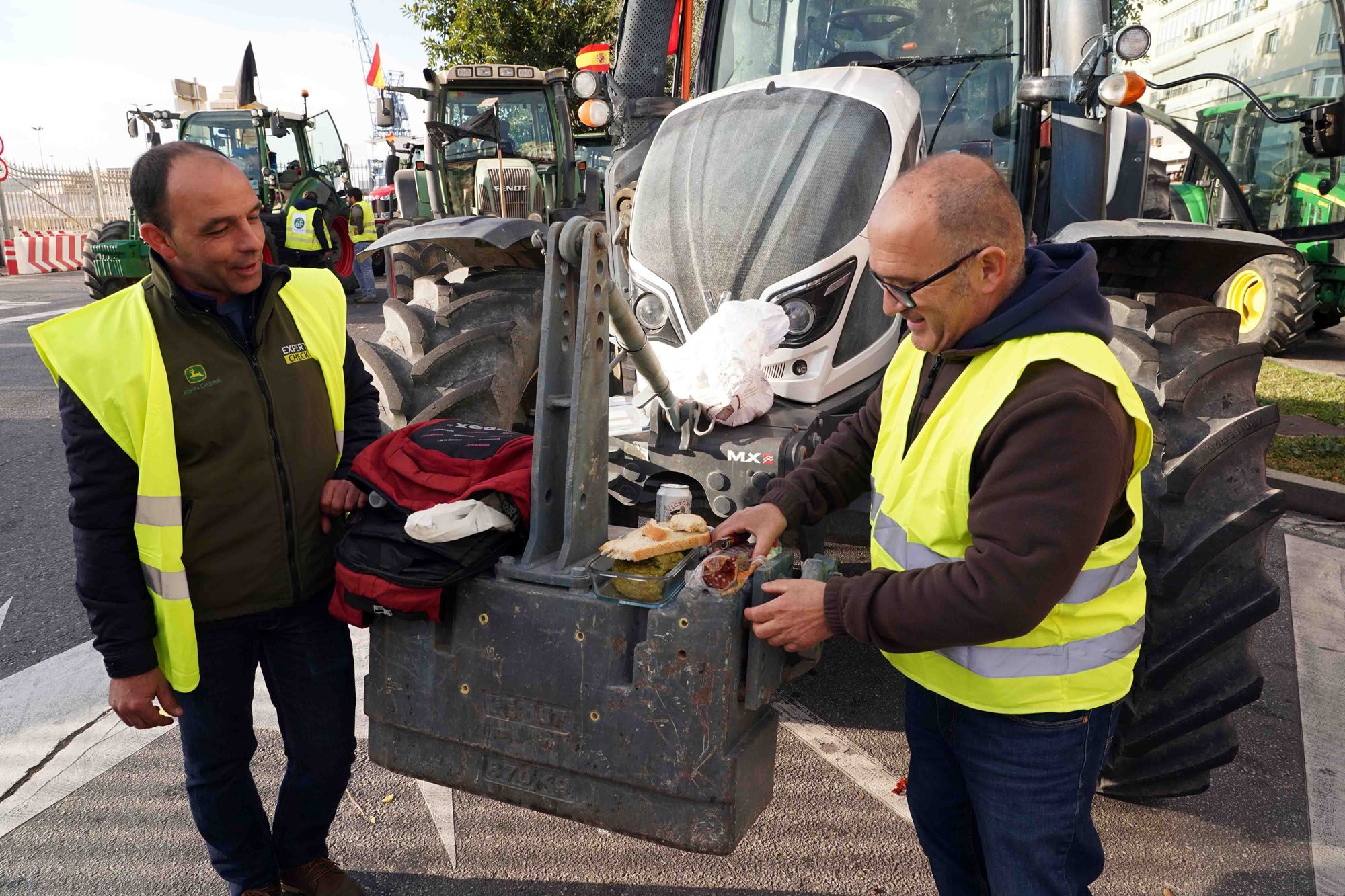 Los agricultores malagueños cortan las carreteras en protesta por la crisis del sector