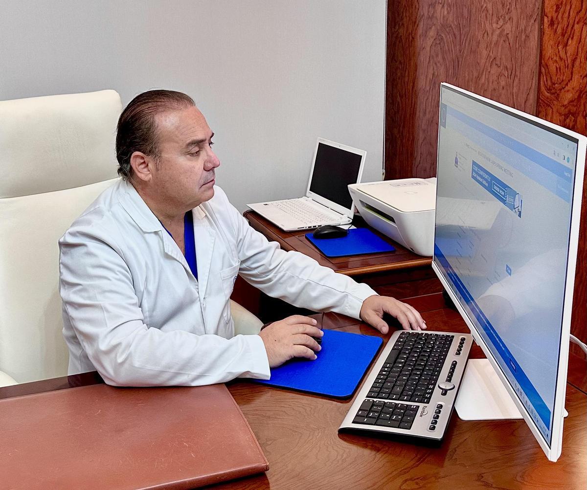 El doctor Ramón González-Fontana en su consulta.