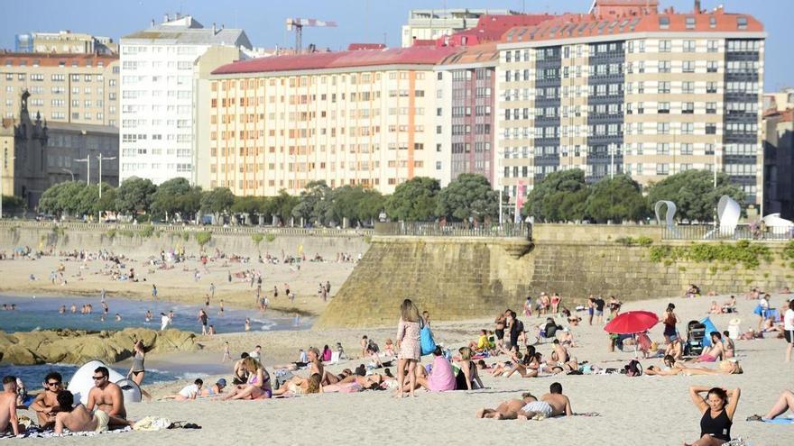 Multas de hasta 3.000 euros por incumplir la nueva ordenanza de playas de A Coruña: estas son las sanciones