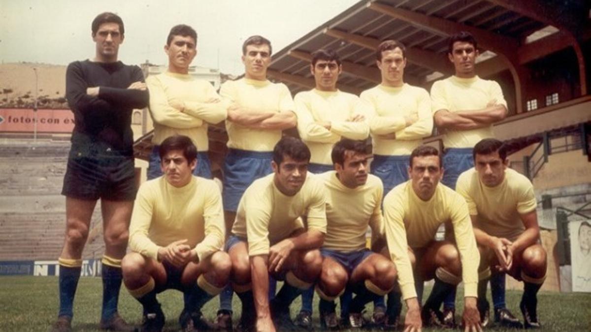 Formación titular de la Unión Deportiva Las Palmas en la temporada 1968-69, cuando quedó segundo clasificado en la liga