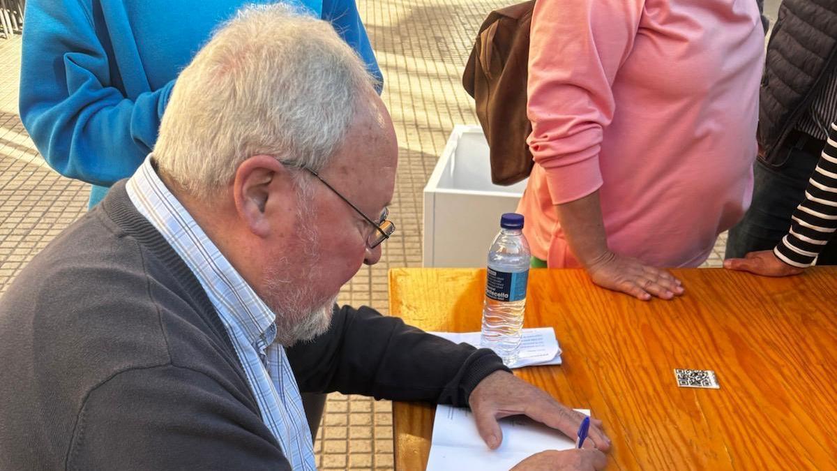 El autor firmando ejemplares del nuevo libro de 'malnoms'