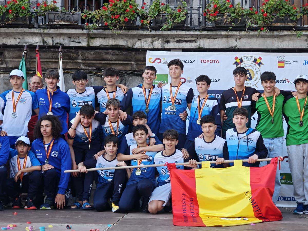 Los cadetes de la Sociedade Deportiva Tirán festejan en el podio su triunfo en el Campeonato de España de bateles en Castro Urdiales.