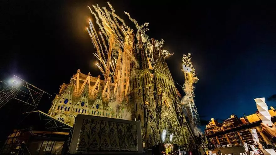 VÍDEO | L'impressionant espectacle de llums, foc i drons per tancar la visita del Papa a Catalunya