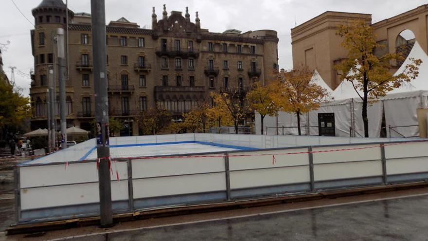 La pista de gel a mig fer a la plaça Sant Domènec