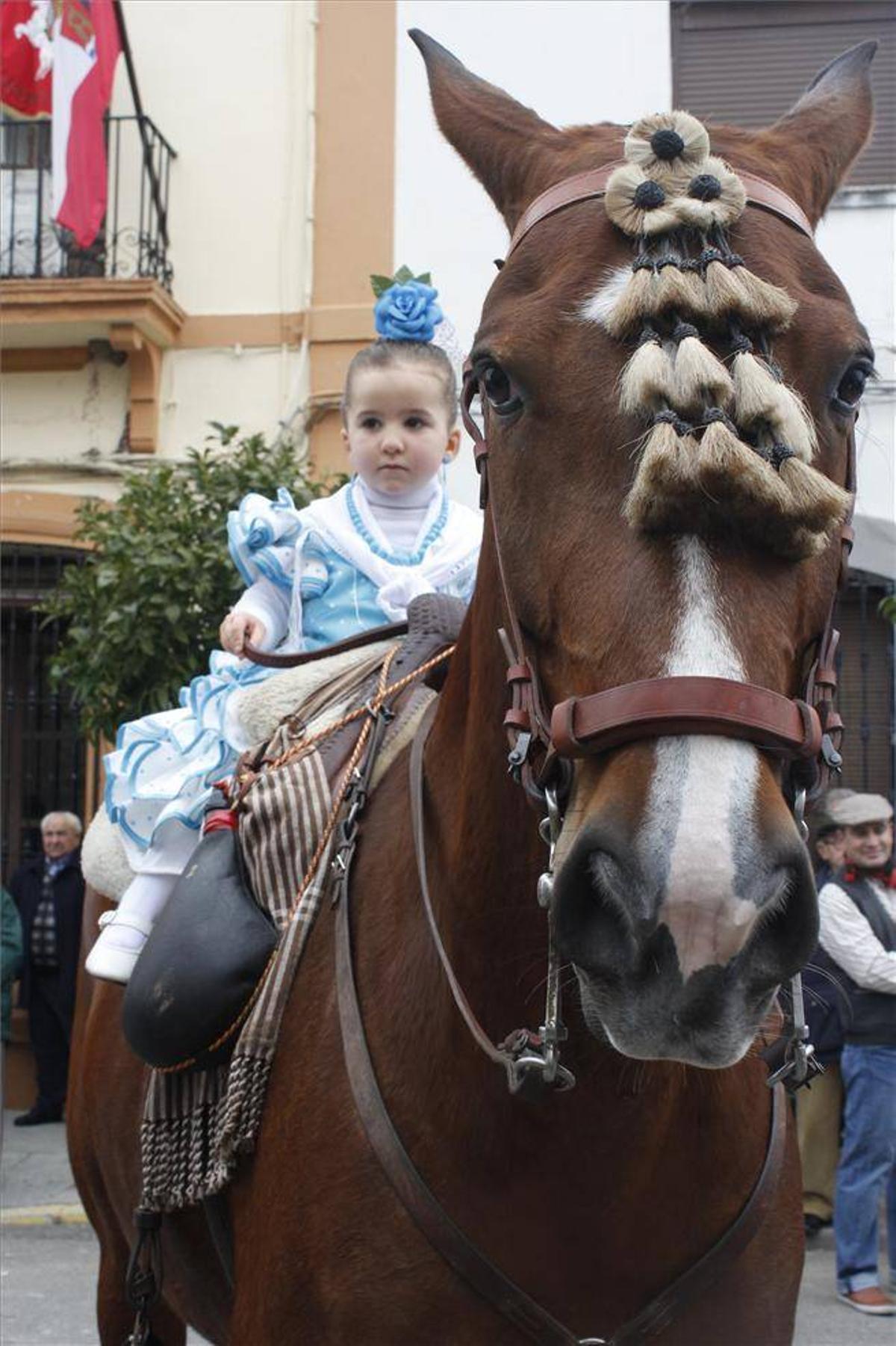 Un Jueves de Comadres en Madrigalejo de 3.000 personas