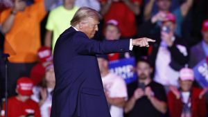 Trump designa al banquero Warren Stephens como embajador de EE.UU. en el Reino Unido