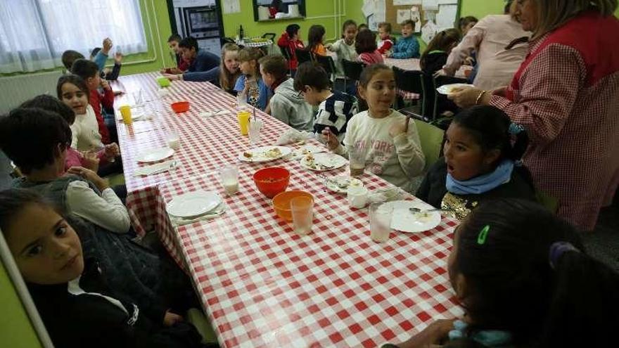 Un grupo de alumnos, durante el desayuno servido ayer.