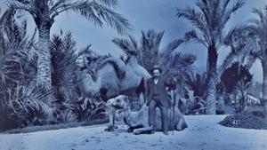 Lluís Martí-Codolar i Gelabert con dos camellos, en los jardines de la Granja Vella